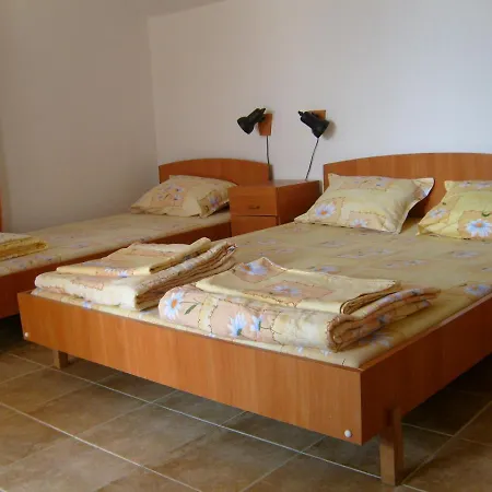 сотирови, самостоятелни בית הארחה צ'רנומורץ